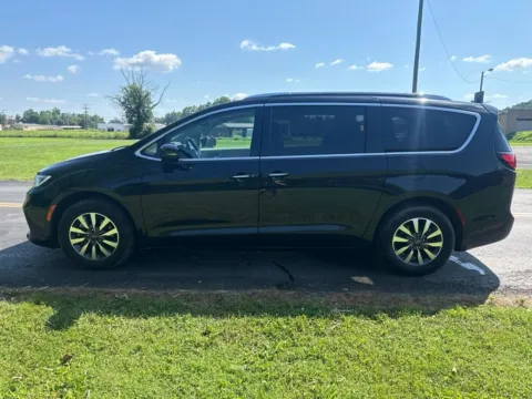 More photos of 2021 Chrysler Pacifica Touring L at Hometown Chevrolet, OH