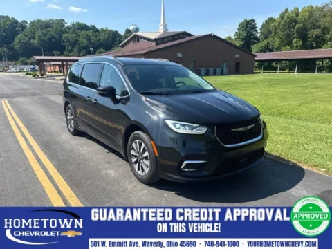Black 2021 Chrysler Pacifica Touring L for sale in Waverly, OH