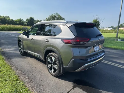 More photos of 2021 Nissan Rogue Platinum at Hometown Chevrolet, OH