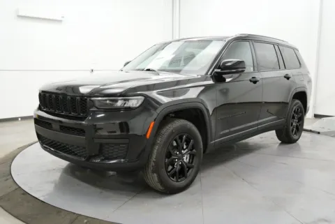 Another view of 2024 Jeep Grand Cherokee L Altitude for sale in Waverly, OH at Hometown Chevrolet