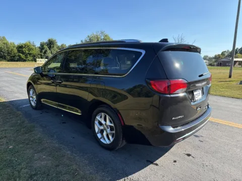 More photos of 2020 Chrysler Pacifica Limited at Hometown Chevrolet, OH
