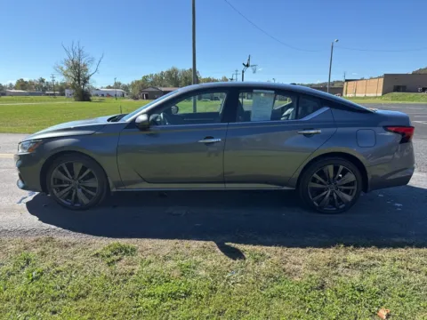 More photos of 2021 Nissan Altima 2.5 Platinum at Hometown Chevrolet, OH