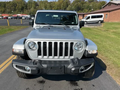 Photos of 2023 Jeep Gladiator Overland for sale in Waverly, OH at Hometown Chevrolet