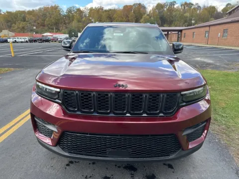 Photos of 2022 Jeep Grand Cherokee Altitude for sale in Waverly, OH at Hometown Chevrolet