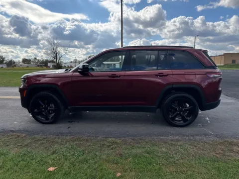 More photos of 2022 Jeep Grand Cherokee Altitude at Hometown Chevrolet, OH