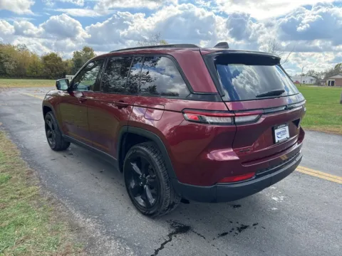 More photos of 2022 Jeep Grand Cherokee Altitude at Hometown Chevrolet, OH