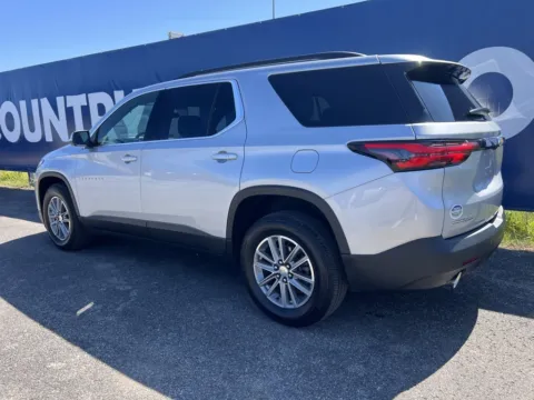 More photos of 2022 Chevrolet Traverse LT at Ironton Automotive, OH