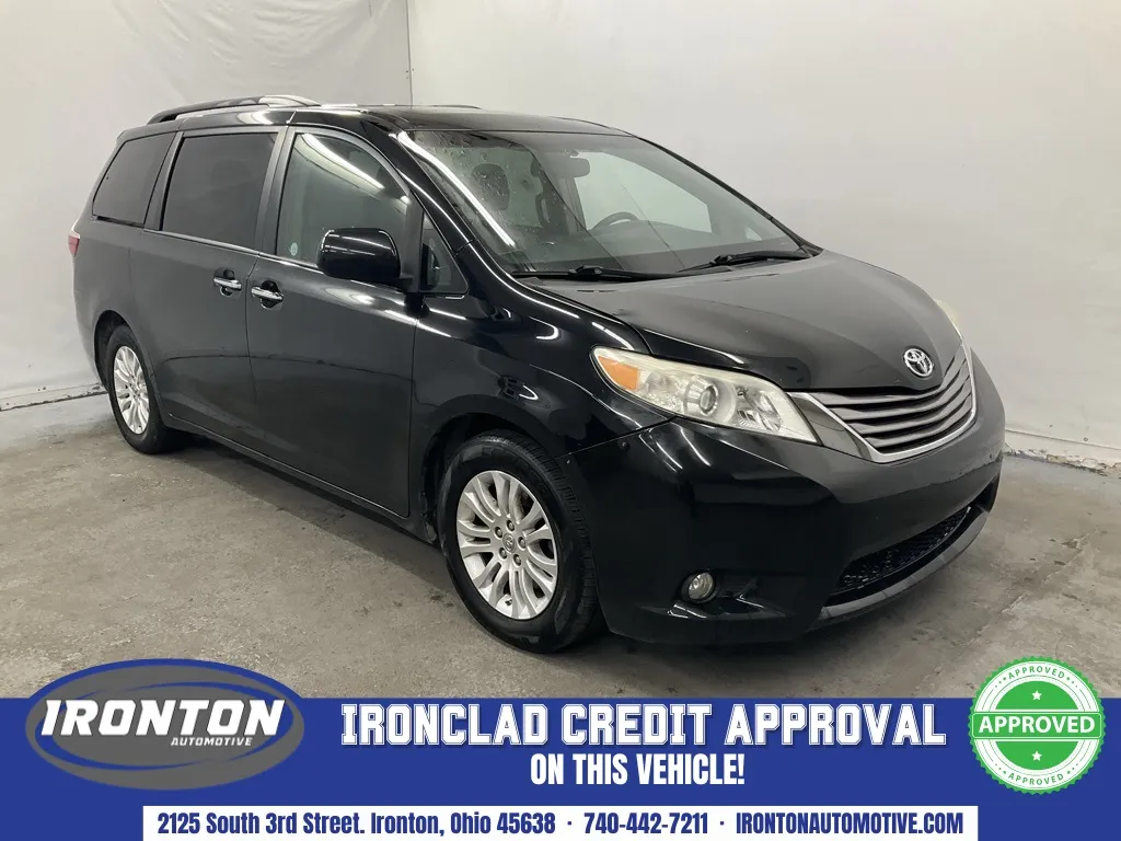 2015 Toyota Sienna XLE's photo