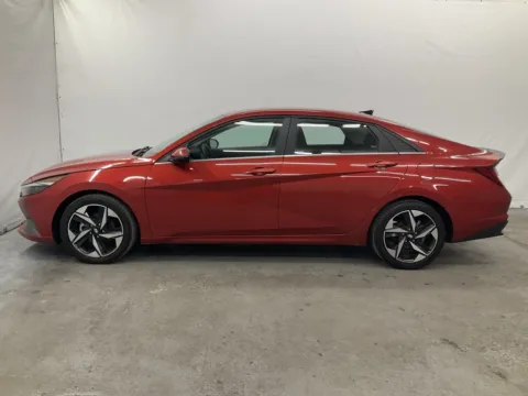 More photos of 2022 Hyundai Elantra Limited at Ironton Automotive, OH
