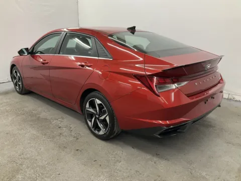More photos of 2022 Hyundai Elantra Limited at Ironton Automotive, OH