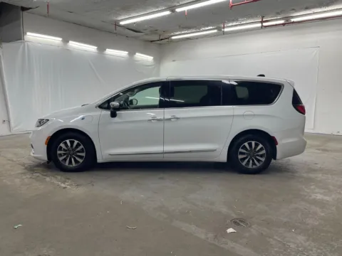 More photos of 2023 Chrysler Pacifica Hybrid Limited at Ironton Automotive, OH