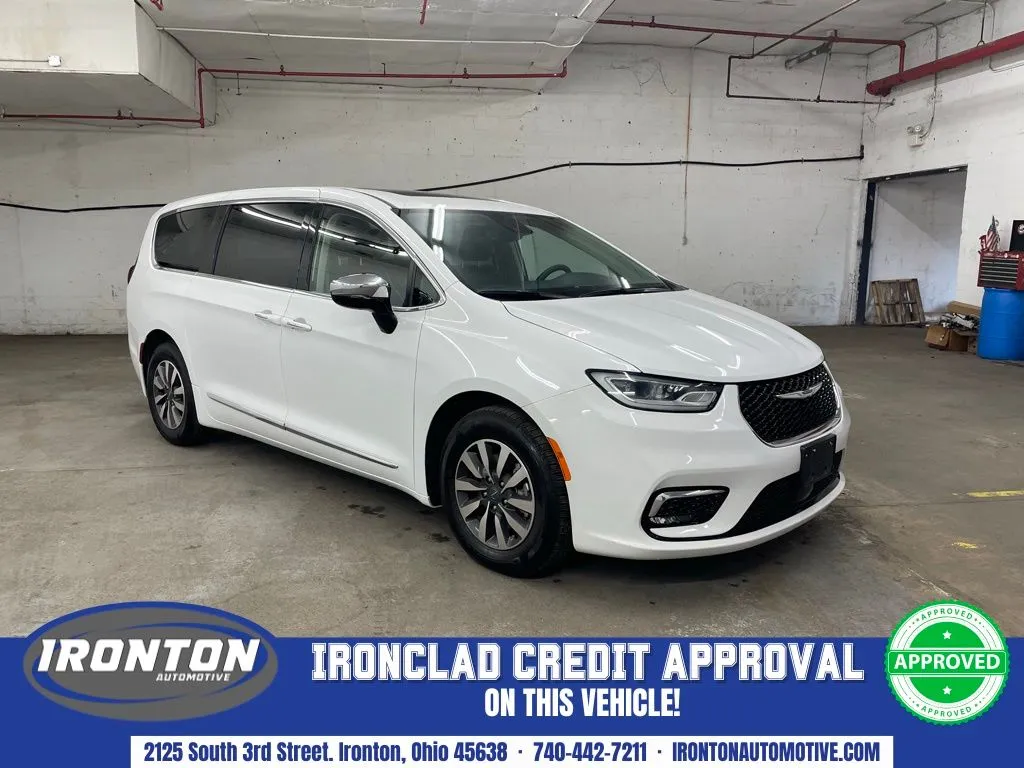 White 2023 Chrysler Pacifica Hybrid Limited for sale in Ironton, OH