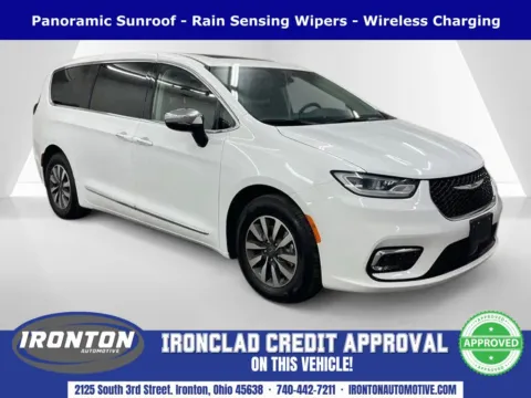 White 2023 Chrysler Pacifica Hybrid Limited for sale in Ironton, OH