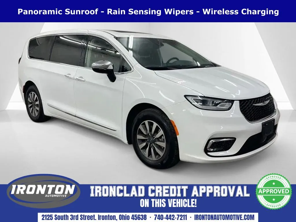 2023 Chrysler Pacifica Hybrid Limited Hybrid's photo