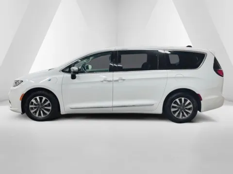 More photos of 2023 Chrysler Pacifica Hybrid Limited at Ironton Automotive, OH