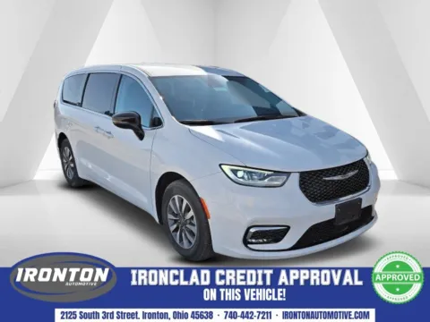 White 2024 Chrysler Pacifica Hybrid Select for sale in Ironton, OH