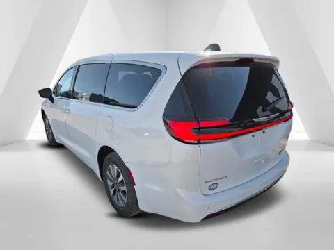 More photos of 2024 Chrysler Pacifica Hybrid Select at Ironton Automotive, OH