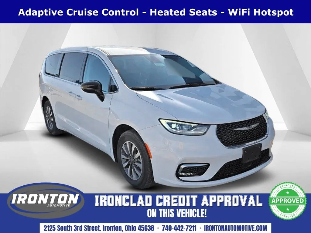 2024 Chrysler Pacifica Hybrid Select PHEV's photo