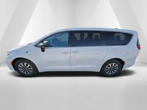 More photos of 2024 Chrysler Pacifica Hybrid Select at Ironton Automotive, OH