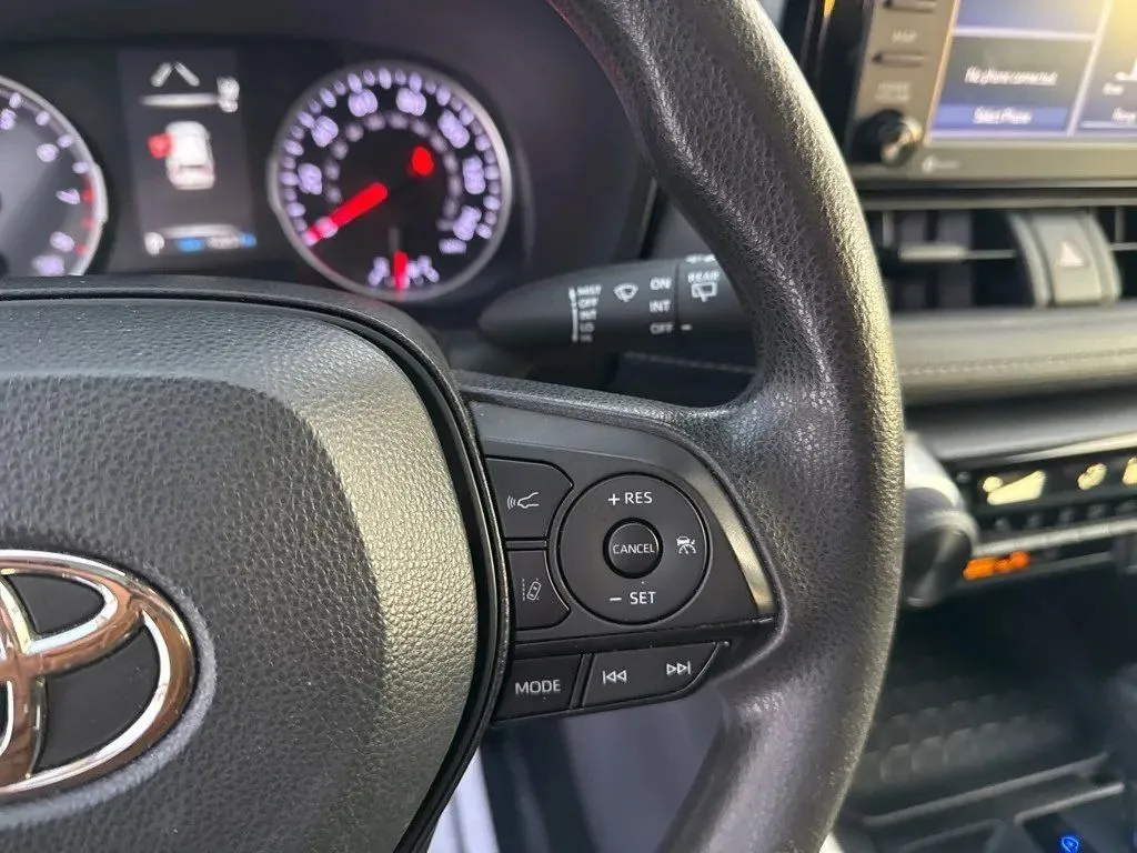 2022 Toyota RAV4 LE - Photo 18