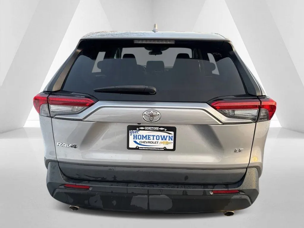 2022 Toyota RAV4 LE - Photo 6