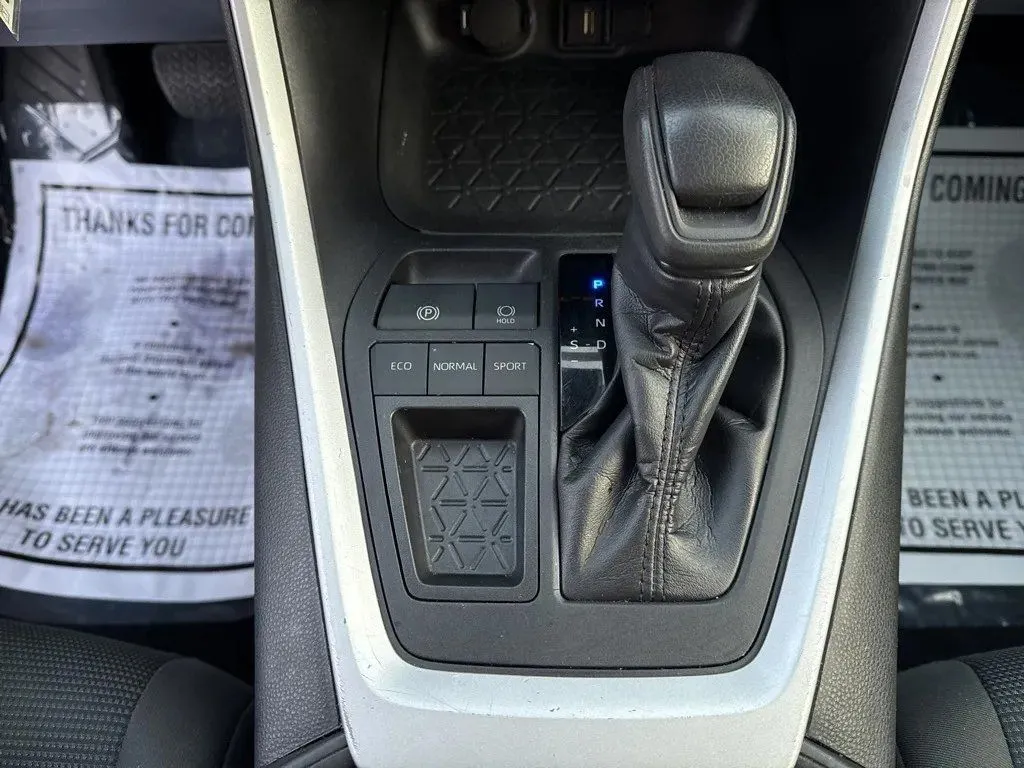 2022 Toyota RAV4 LE - Photo 25