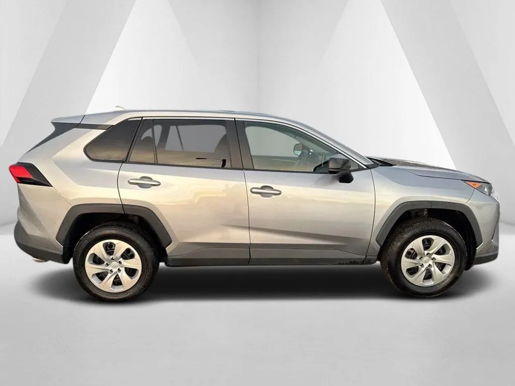 2022 Toyota RAV4 LE - Photo 8