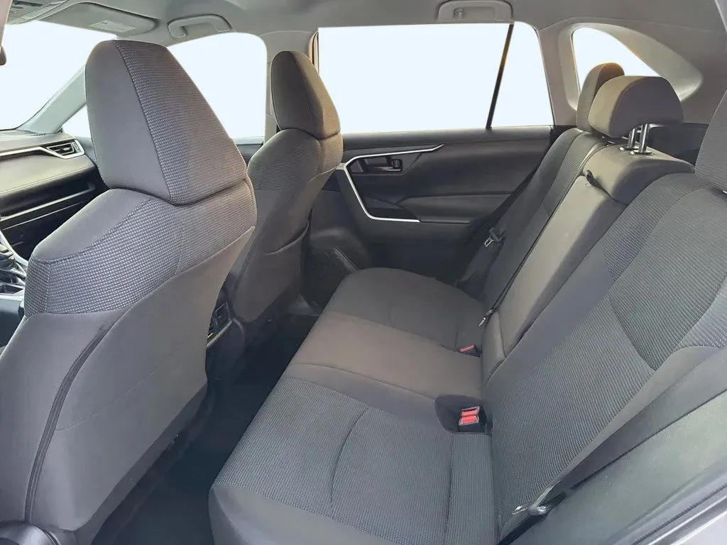 2022 Toyota RAV4 LE - Photo 28