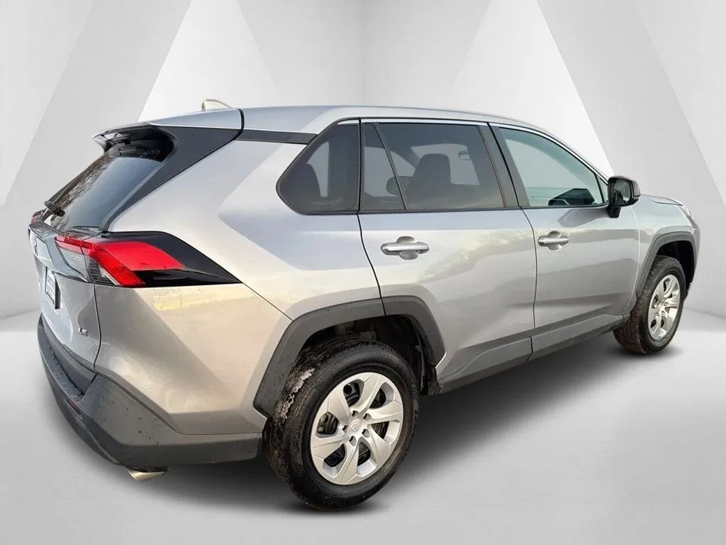 2022 Toyota RAV4 LE - Photo 7