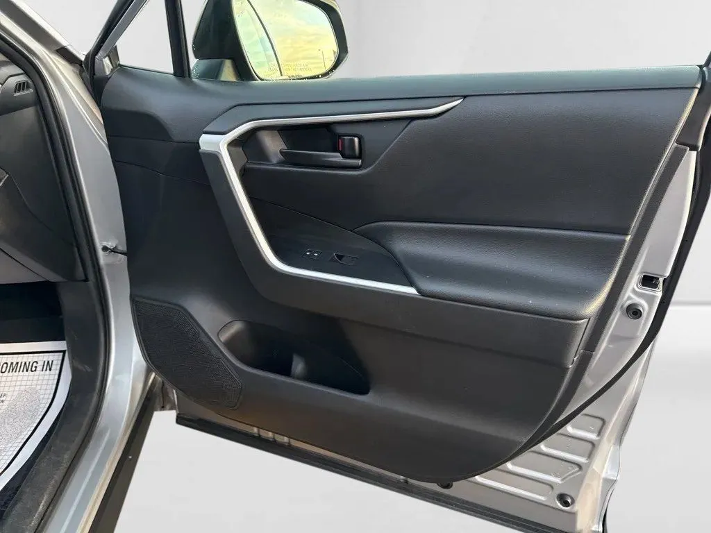 2022 Toyota RAV4 LE - Photo 13