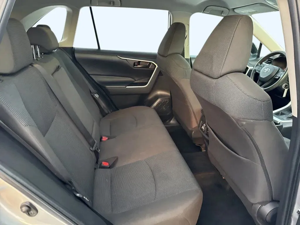 2022 Toyota RAV4 LE - Photo 30