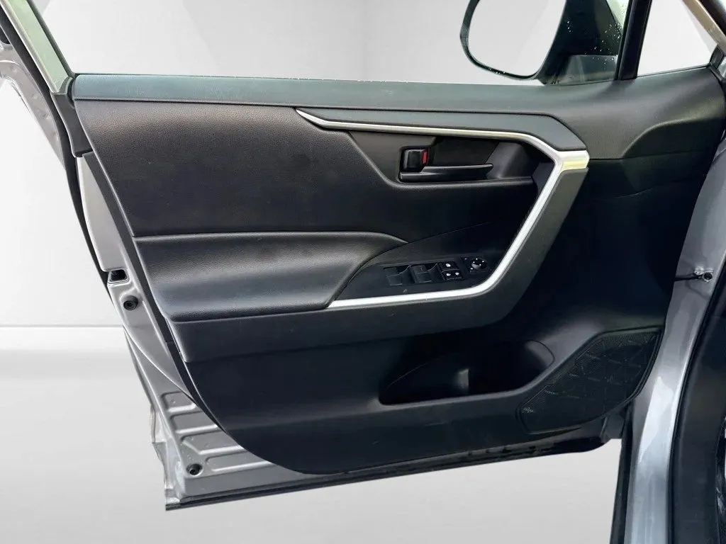 2022 Toyota RAV4 LE - Photo 11
