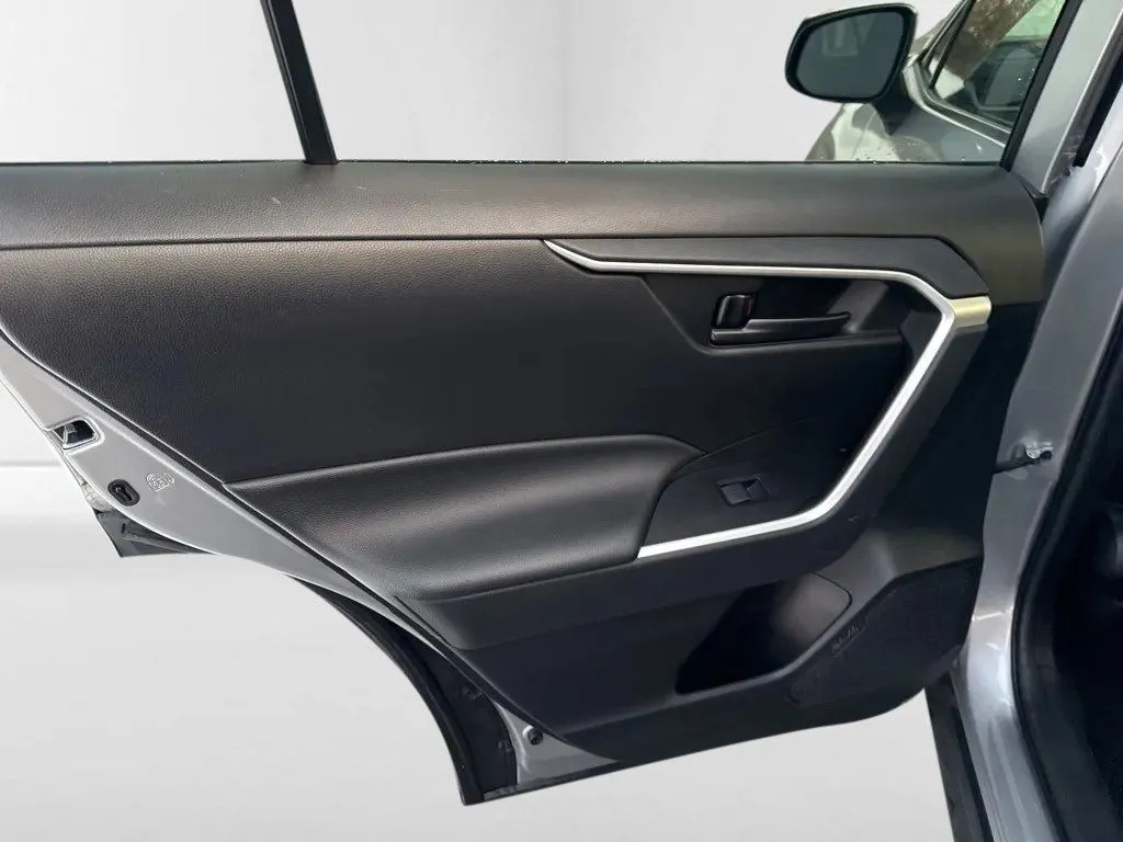 2022 Toyota RAV4 LE - Photo 27