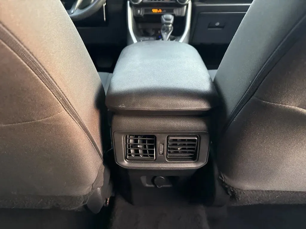 2022 Toyota RAV4 LE - Photo 32