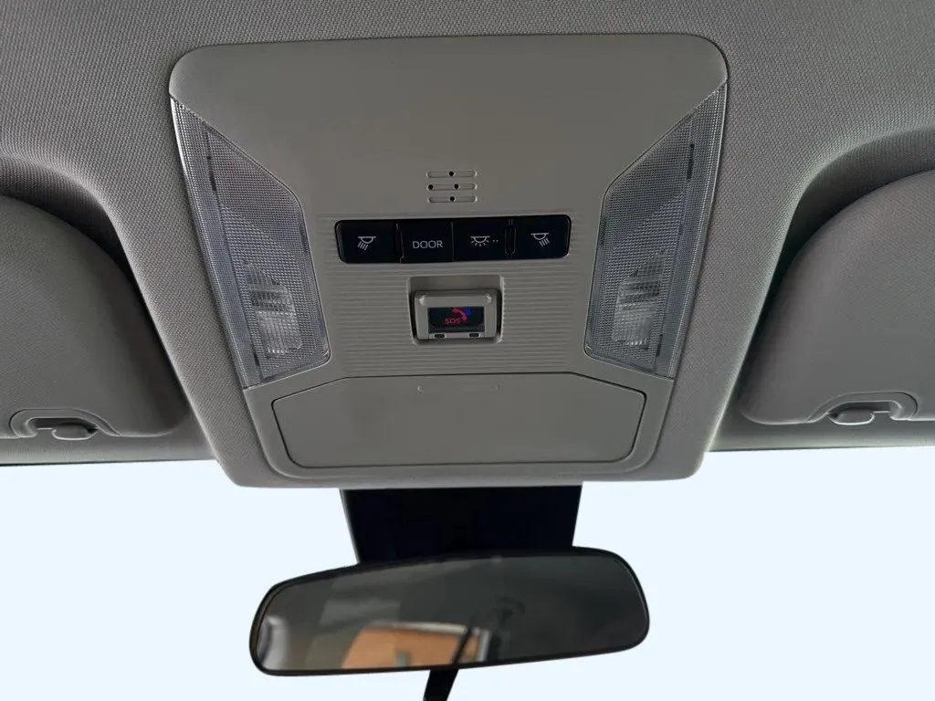 2022 Toyota RAV4 LE - Photo 26