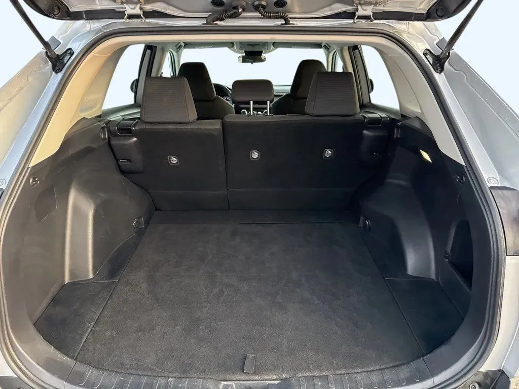 2022 Toyota RAV4 LE - Photo 9
