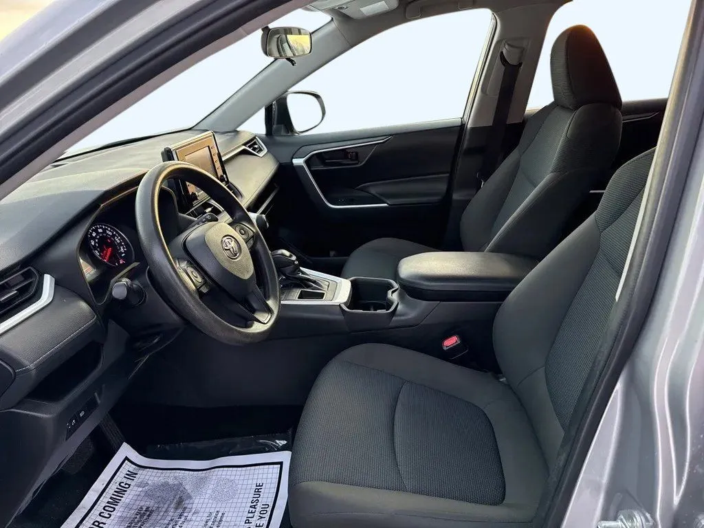 2022 Toyota RAV4 LE - Photo 12