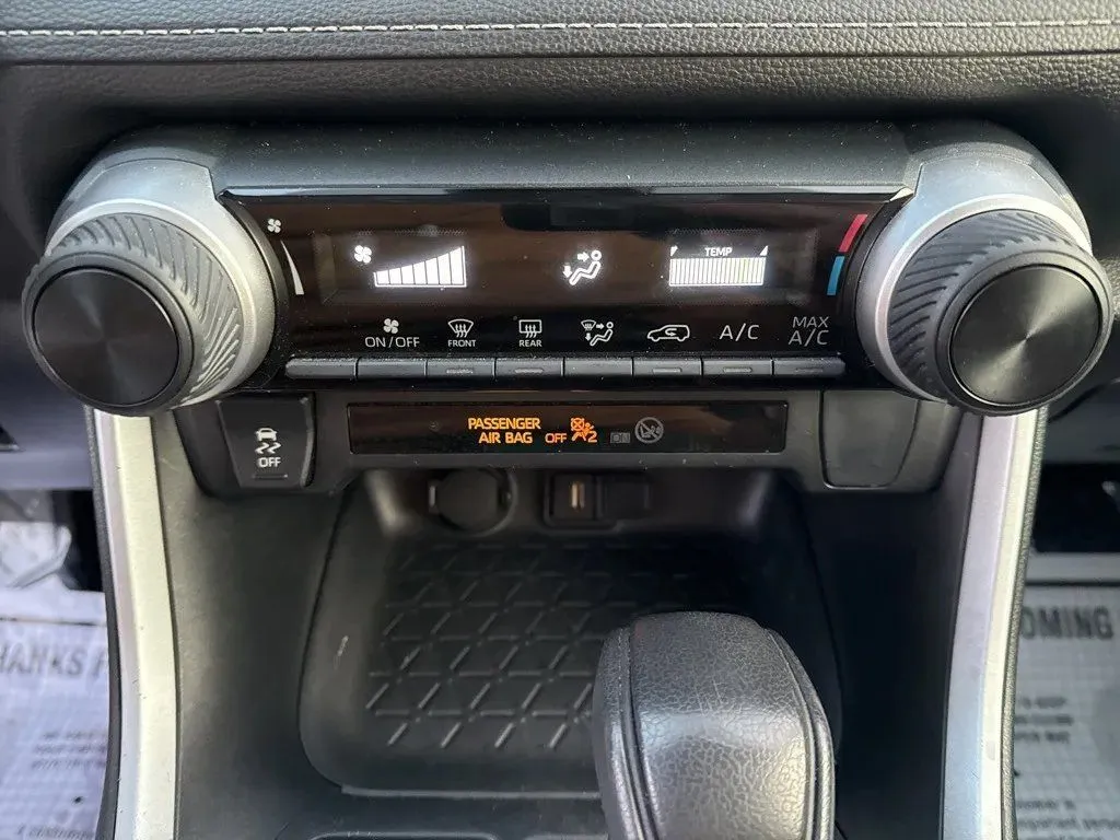 2022 Toyota RAV4 LE - Photo 24