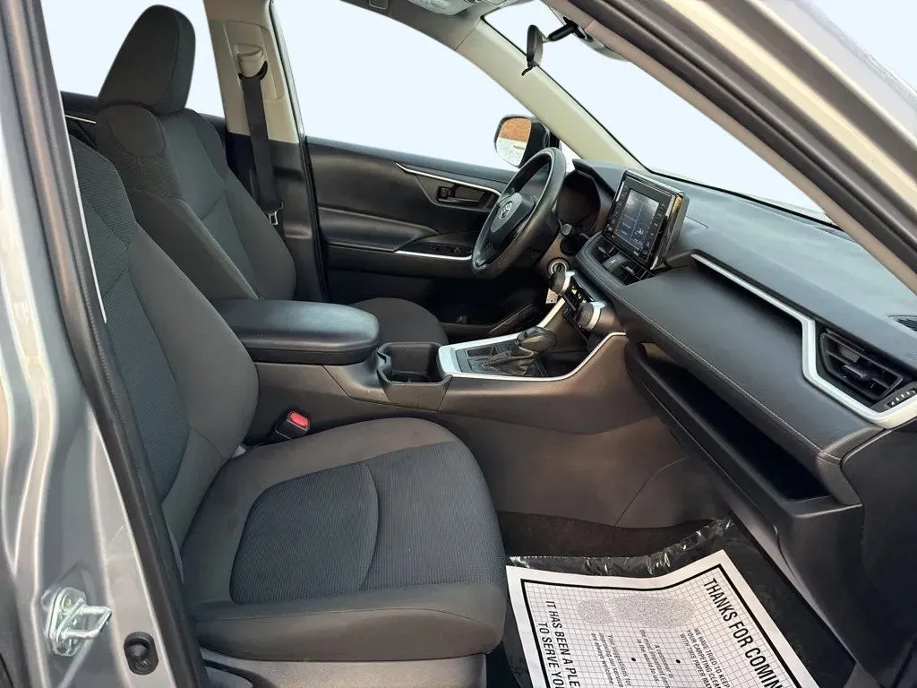 2022 Toyota RAV4 LE - Photo 14