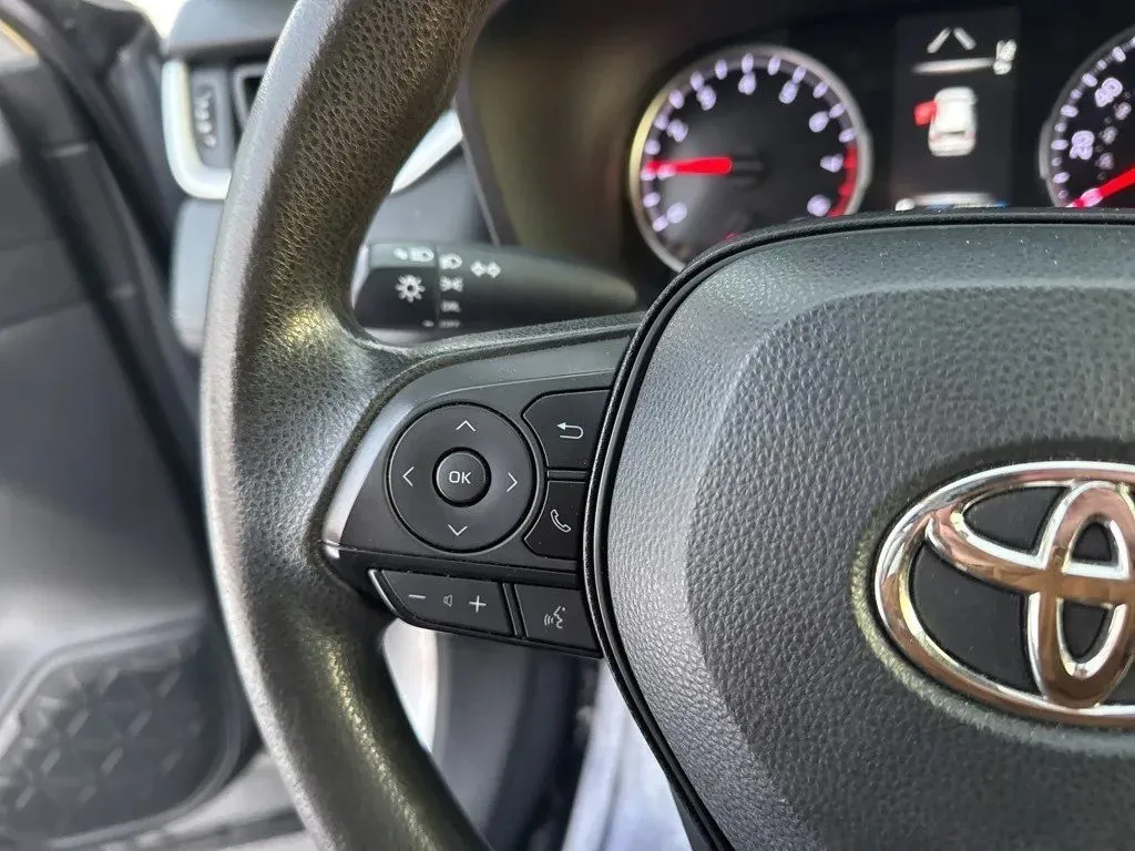 2022 Toyota RAV4 LE - Photo 17