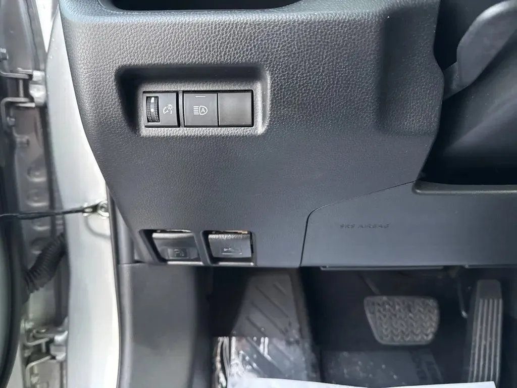 2022 Toyota RAV4 LE - Photo 19