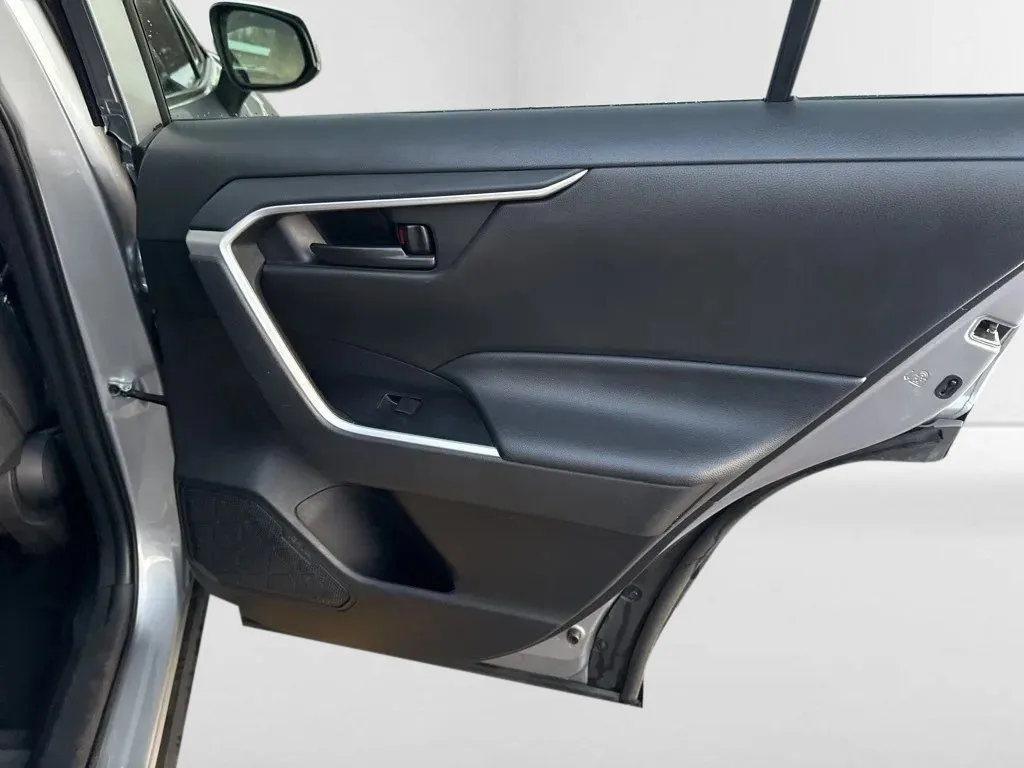 2022 Toyota RAV4 LE - Photo 29