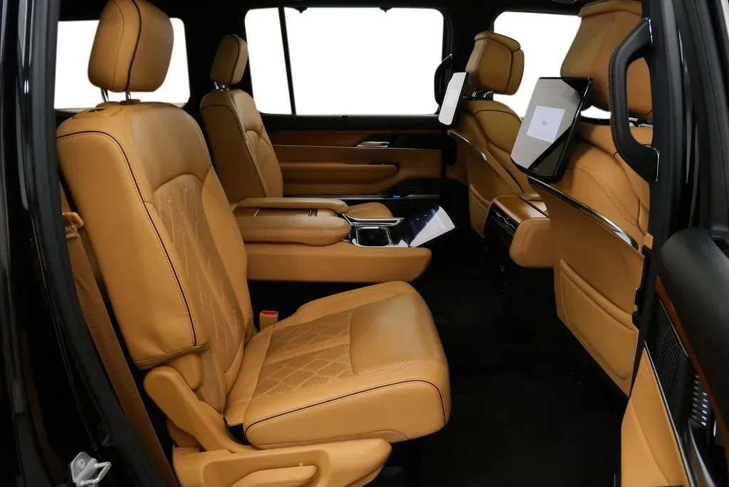 2022 Jeep Grand Wagoneer Series III - Photo 19
