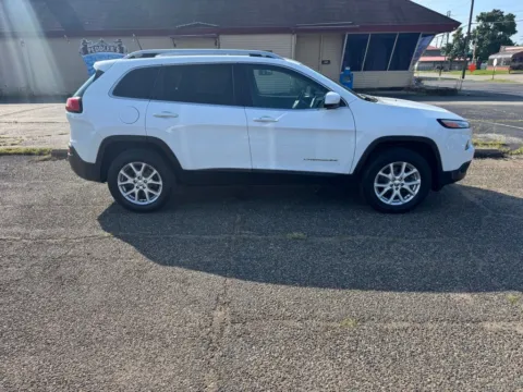 More photos of 2018 Jeep Cherokee Latitude Plus at Ironton Automotive, OH