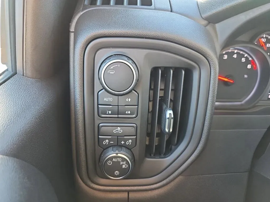 2023 Chevrolet Silverado 1500 Custom - Photo 24