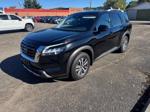 More photos of 2022 Nissan Pathfinder SL at Ironton Automotive, OH