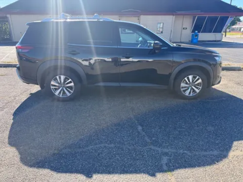 More photos of 2022 Nissan Pathfinder SL at Ironton Automotive, OH