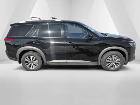 More photos of 2022 Nissan Pathfinder SL at Ironton Automotive, OH