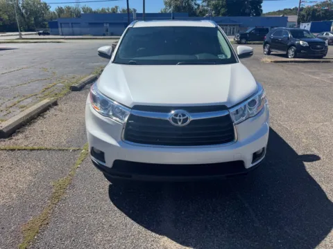 Another view of 2016 Toyota Highlander XLE V6 for sale in Ironton, OH at Ironton Automotive