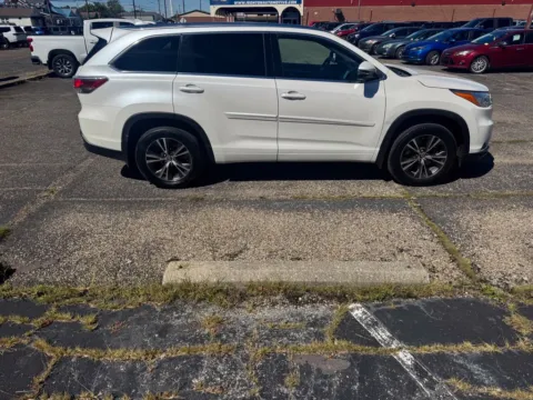 More photos of 2016 Toyota Highlander XLE V6 at Ironton Automotive, OH